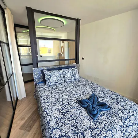 Crystal Elegance City Center With Seasonal Pool Apartment