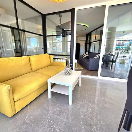 Apartman Crystal Elegance City Center With Seasonal Pool